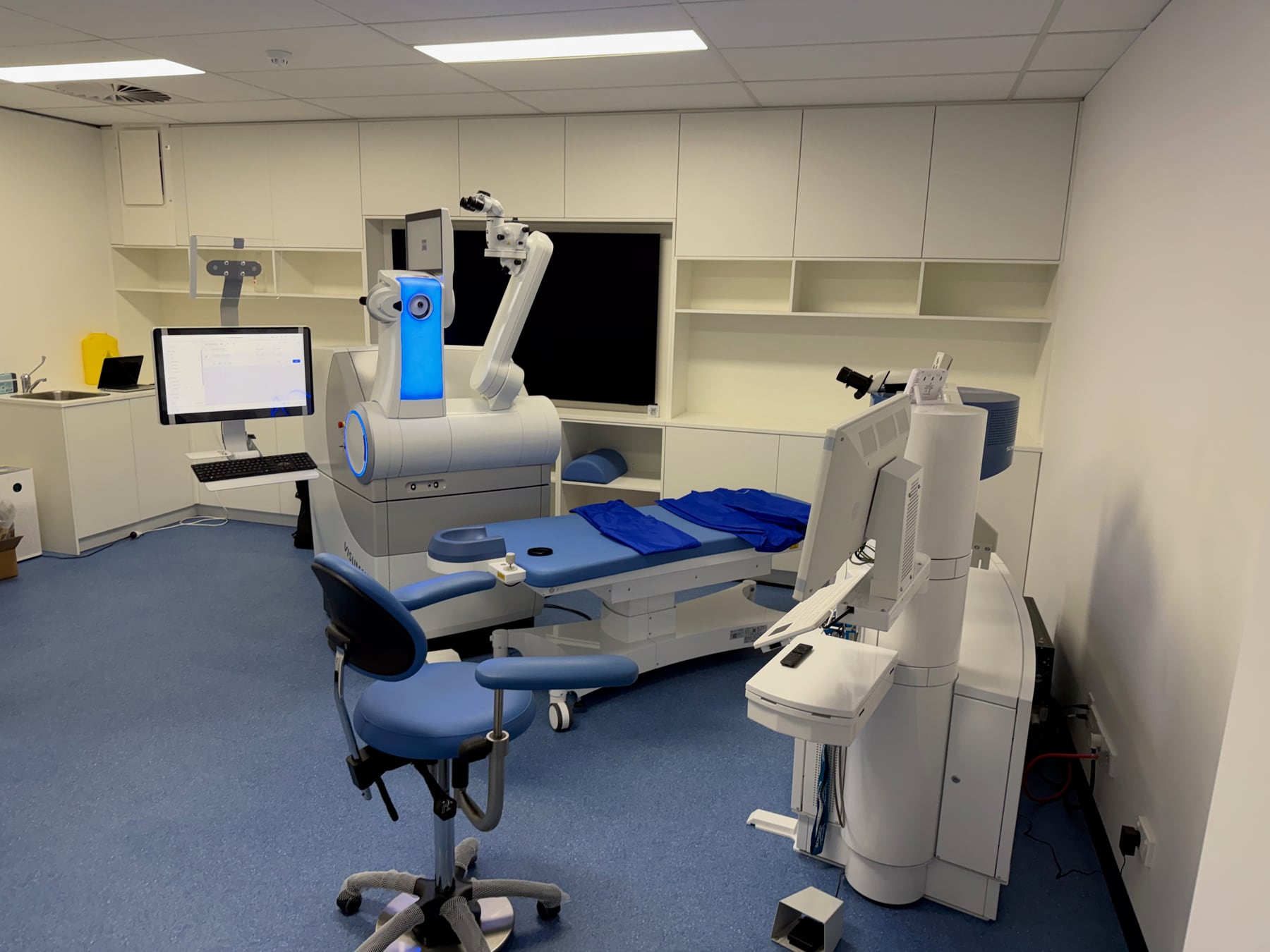 Laser treatment room with Zeiss and Schwind laser equipment